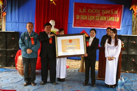 Rộn ràng đón nhận bằng di tích lịch sử văn hóa ở ngôi đền 500 tuổi - 3 Đại diện UBND xã Nghĩa Mỹ đón nhận bằng di tích lịch sử văn hóa đền làng Lụi.