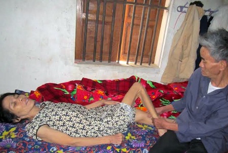 Thương vợ ông Cầm chỉ biết xoa bóp cho vợ mình đỡ đau.