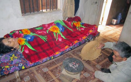 Nhói lòng chồng hái rau dại nuôi vợ ung thư