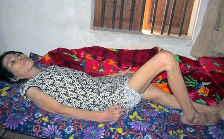 Nhói lòng chồng hái rau dại nuôi vợ ung thư