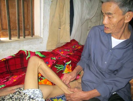 Thương vợ ông Cầm chỉ biết xoa bóp cho vợ mình đỡ đau.