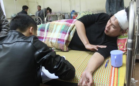  Các điều tra viên Công an TP Vinh lấy lời khai của anh Quỳnh tại BV QK4.