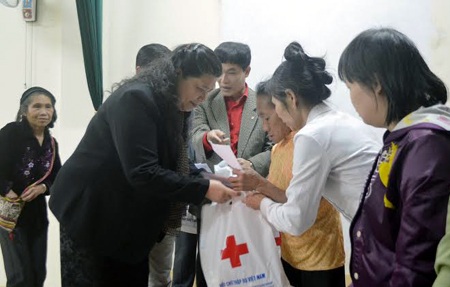 Bà Tòng Thị Phóng thăm và tặng quà cho các hộ nghèo huyện miền núi cao Quỳ Châu.