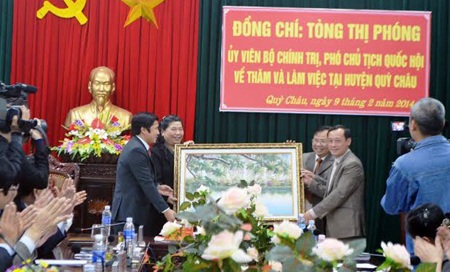 Bà Tòng Thị Phóng tặng quà lưu niệm cho huyện Quỳ Châu.