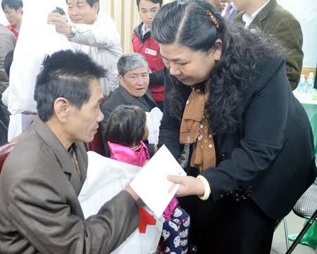 Thăm hỏi, động viên và tặng quà cho hộ gia đình nghèo tại huyện biên giới Quế Phong.