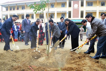Trồng cây lưu niệm tại huyện Quế Phong.