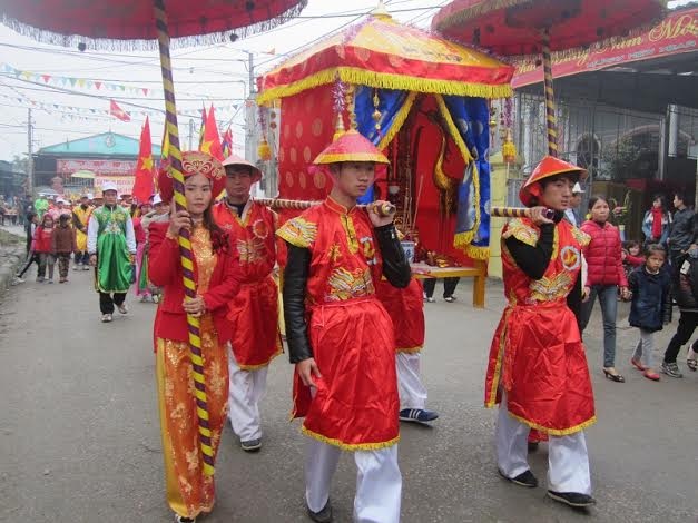 Các thiếu nữ trong trang phục đẹp rực rỡ với mong muốn một năm mưa thuận gió hòa.