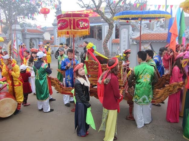 Các thiếu nữ trong trang phục đẹp rực rỡ với mong muốn một năm mưa thuận gió hòa.