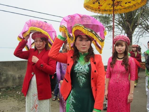 Các thiếu nữ trong trang phục đẹp rực rỡ với mong muốn một năm mưa thuận gió hòa.