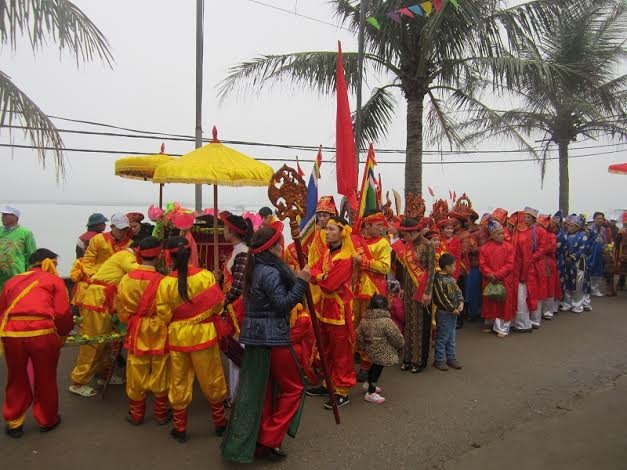 Các thiếu nữ trong trang phục đẹp rực rỡ với mong muốn một năm mưa thuận gió hòa.