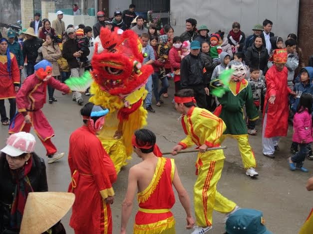 Màn múa lân điêu luyện trên đường rước thần.