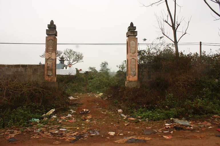  Rác mon men vào cổng nghĩa trang.