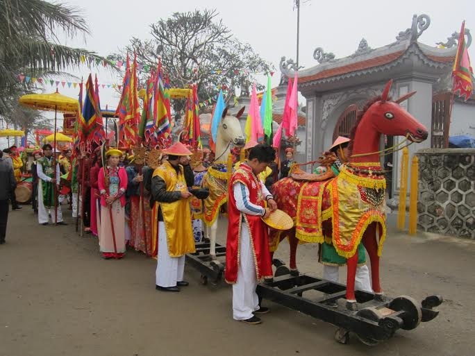 Các thiếu nữ trong trang phục đẹp rực rỡ với mong muốn một năm mưa thuận gió hòa.