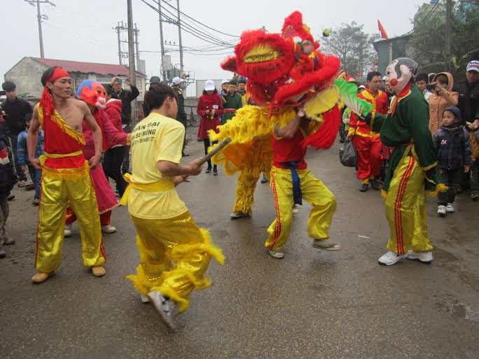Màn múa lân điêu luyện trên đường rước thần.