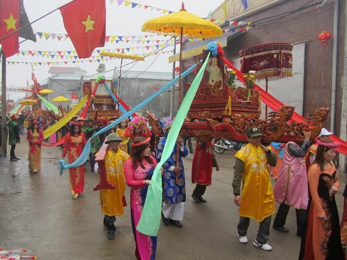 Các thiếu nữ trong trang phục đẹp rực rỡ với mong muốn một năm mưa thuận gió hòa.