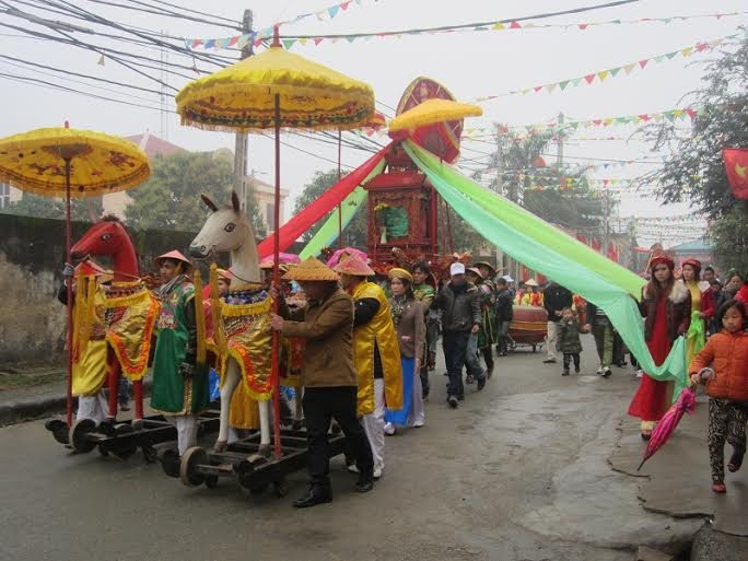 Các thiếu nữ trong trang phục đẹp rực rỡ với mong muốn một năm mưa thuận gió hòa.