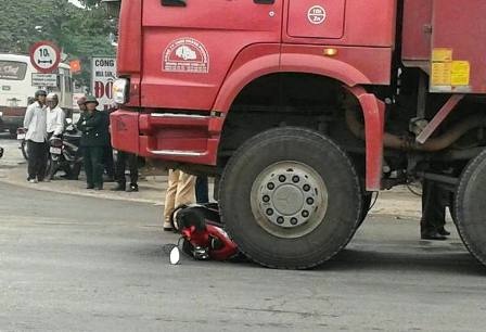 Tai nạn kinh hoàng, 7 người trong một gia đình thương vong - 4 Chiếc xe máy sau khi cố tình vượt đèn đỏ thì lao thẳng vào gầm chiếc xe tải.
