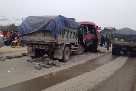 Chiếc xe khách đang chạy bỗng bình oxy phát nổ. 