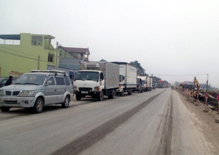 Giao thông quốc lộ 1A tắc nghẽn kéo dài trong nhiều giờ liền.