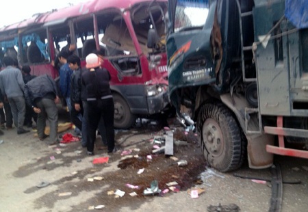 Chiếc xe khách đang chạy bỗng bình oxy phát nổ. 