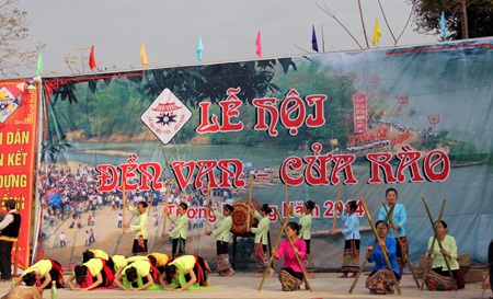 Mở đầu cho màn khai lễ là khắc luống, nhảy sạp, múa hát...