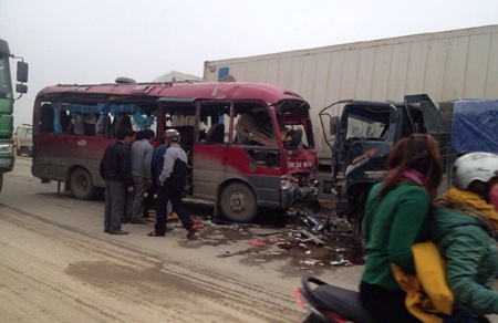 Chiếc xe khách đã bị biến dạng sau tiếng nổ lớn.