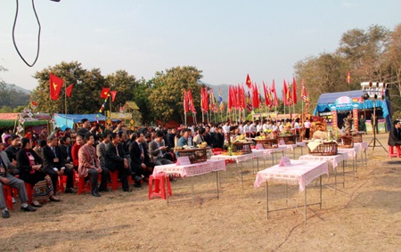 Hàng ngàn người dân từ lãnh đạo huyện, xã và bà con đến với ngày lễ truyền thống của mình.