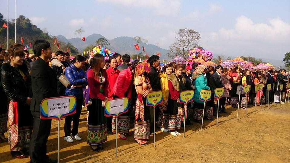 Tưng bừng khai hội Hang Bua - 2 Hàng vạn người dân trong và ngoài tỉnh đến dự và tham gia lễ hội Hang Bua.