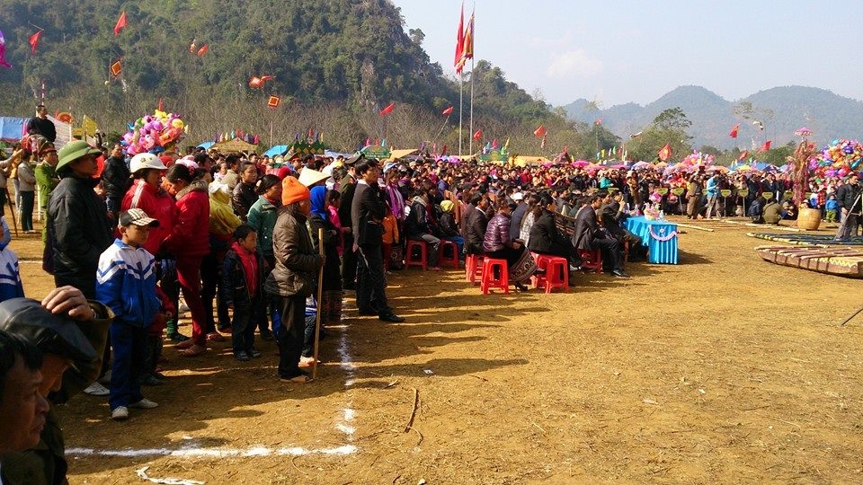 Tưng bừng khai hội Hang Bua - 4 Đông đảo bà con đến tham dự lễ hội Hang Bua năm 2014.