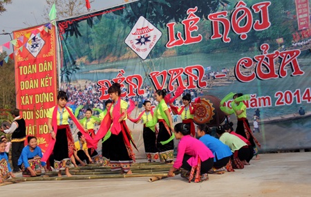 Mở đầu cho màn khai lễ là khắc luống, nhảy sạp, múa hát...