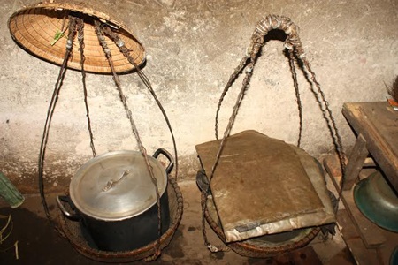 Đôi quang gánh đã theo bà gần 20 năm nay.