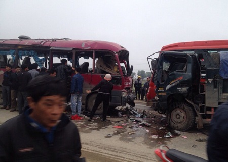 Chiếc xe khách đã bị biến dạng sau tiếng nổ lớn.