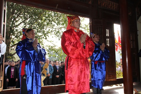 Cả ba thầy uy nghiêm thành kính dâng lên các bậc tiền nhân ....