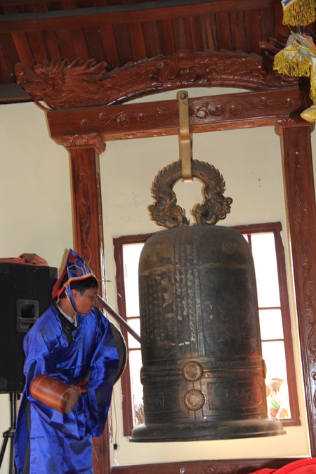 Các thầy bắt đầu đánh chuông, trống chuẩn bị vào phần cúng lễ long trọng.