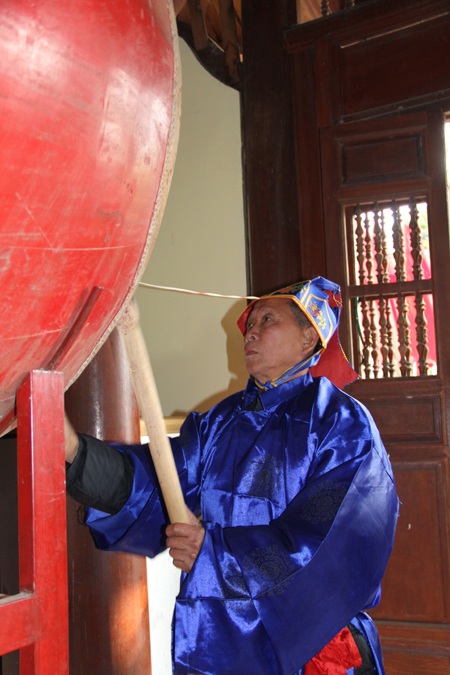 Các thầy bắt đầu đánh chuông, trống chuẩn bị vào phần cúng lễ long trọng.