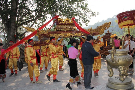 Và kiệu rước được đặt trước sân đền...