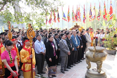 Lãnh đạo tỉnh, huyện, xã cùng đông đảo bà con uy nghiêm trước đền... để xin bình an cho năm mới.