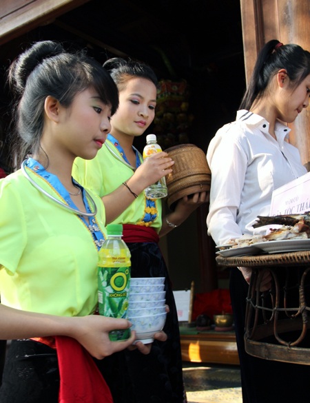 Lãnh đạo tỉnh, huyện, xã cùng đông đảo bà con uy nghiêm trước đền... để xin bình an cho năm mới.