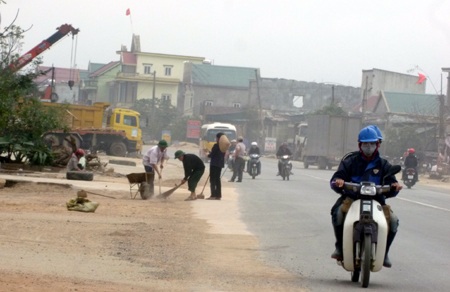 Người dân hai bên tuyến quốc lộ 1A, người dân xã Kỳ Phương đang quét dọn đất bụi hai bên đường.