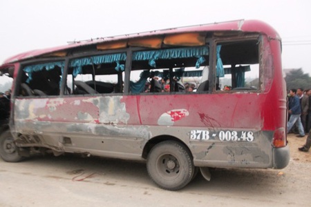 Chiếc xe khách đã bung hết các cửa kính.