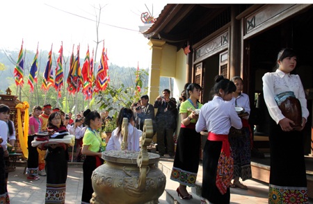 Lãnh đạo tỉnh, huyện, xã cùng đông đảo bà con uy nghiêm trước đền... để xin bình an cho năm mới.