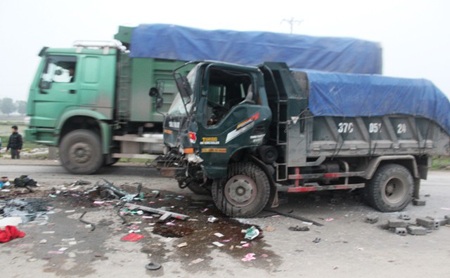 Chiếc xe tải cũng bị hư hỏng sau cú đâm của chiếc xe tải.