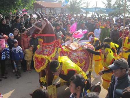 Lễ hội cầu ngư, nét văn hóa tâm linh của ngư dân miền biển - 16 Voi thần, ngựa thần tham gia lễ rước.