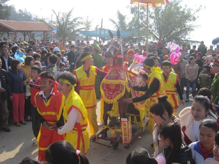  Voi thần, ngựa thần tham gia lễ rước.