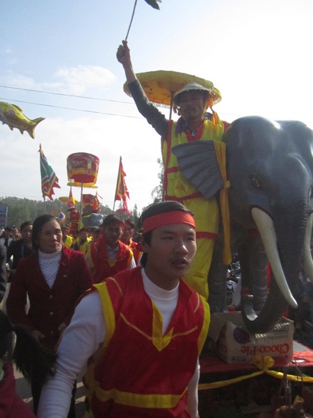  Voi thần, ngựa thần tham gia lễ rước.