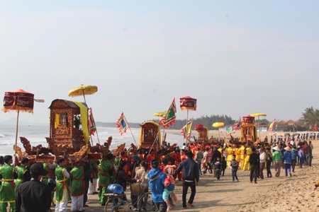 Sau lễ tế kiệu được rước trở lại đền trong, đoàn rước kiệu đi sát bờ biển.