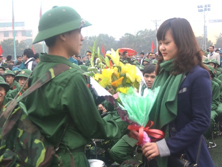 Bà, mẹ ôm con chia tay trước khi vào quân ngũ.