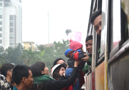 Nghệ An: Gần 1.400 thanh niên lên đường nhập ngũ - 7 Một em bé chia tay người thân ...