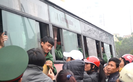  Một em bé chia tay người thân ...