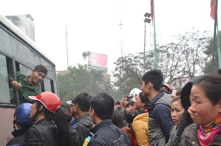 Bịn rịn chia tay người thân trước lúc vào hàng quân ngũ làm nhiệm vụ bảo vệ Tổ quốc.